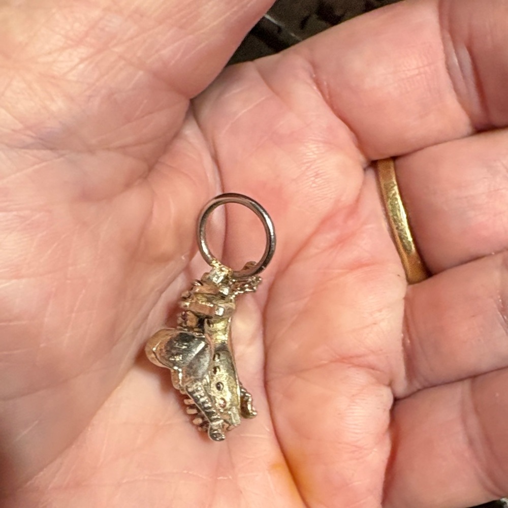 Plated gold/silver bee pendant. - Picture 3 of 5